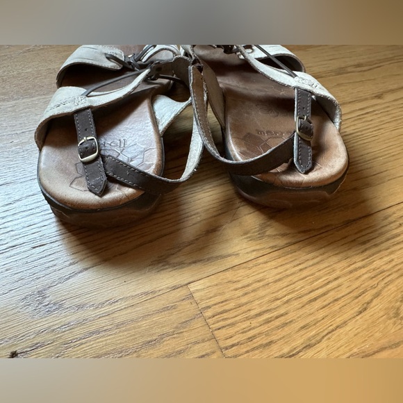 Merrell cream and brown leather sandals with back strap - Picture 4 of 12